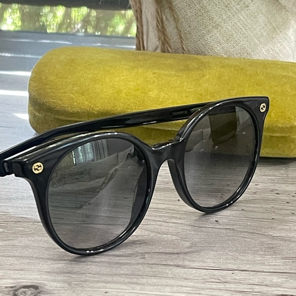 Gucci Elegant Black Sunglasses - Picture 4 of 16